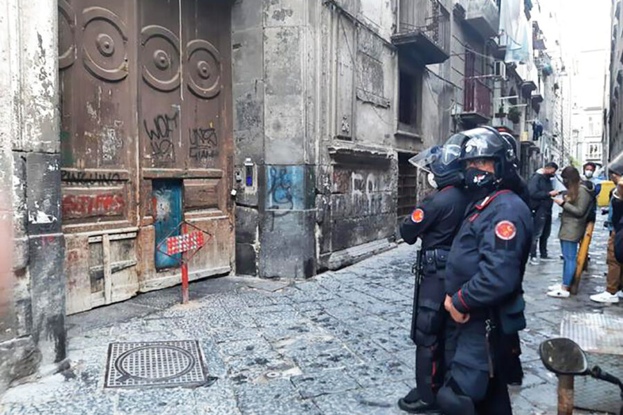 Con la politica assente a Napoli avanzano i clan