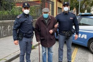 “Devo farmi il vaccino ma non so come andare”, polizia accompagna nonnino a Napoli