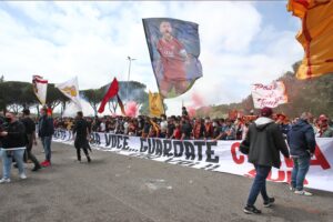 I tifosi caricano la Roma: più di mille tifosi a Trigoria per incitare la squadra
