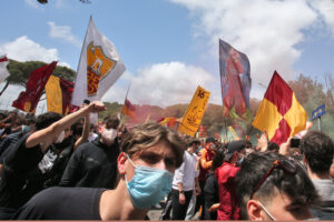 I tifosi caricano la Roma: più di mille tifosi a Trigoria per incitare la squadra