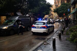 Doppio incidente al Corso Vittorio Emanuele: camion trascina alberi e autobus investe donna