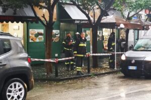 Doppio incidente al Corso Vittorio Emanuele: camion trascina alberi e autobus investe donna