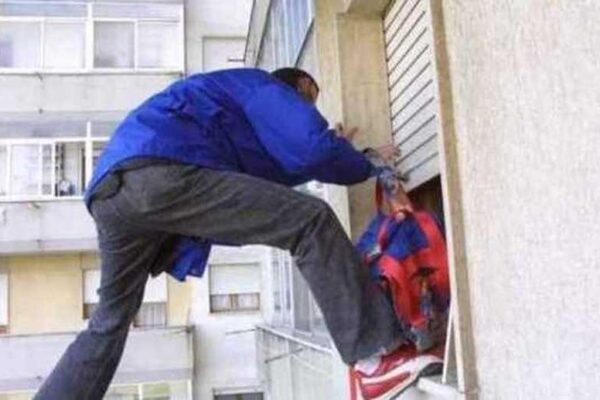 Tenta di entrare in casa dalla finestra, moglie e figli terrorizzati: “Correte, già ci ha picchiati in passato”