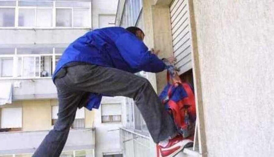 Tenta di entrare in casa dalla finestra, moglie e figli terrorizzati: “Correte, già ci ha picchiati in passato”