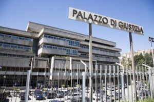 Emiliano Albensi/LaPresse
15/04/2016 Potenza (PZ)
Inchiesta Total, interrogatorio ammiraglio De Giorgi

Nella foto: il tribunale di Potenza dove i pm stanno indagando su Eni e Total