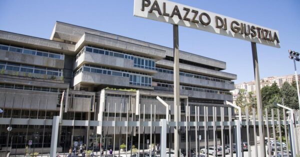 Emiliano Albensi/LaPresse
15/04/2016 Potenza (PZ)
Inchiesta Total, interrogatorio ammiraglio De Giorgi

Nella foto: il tribunale di Potenza dove i pm stanno indagando su Eni e Total