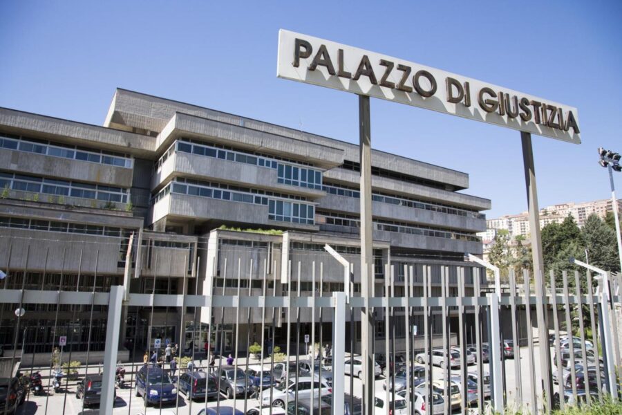 Emiliano Albensi/LaPresse
15/04/2016 Potenza (PZ)
Inchiesta Total, interrogatorio ammiraglio De Giorgi

Nella foto: il tribunale di Potenza dove i pm stanno indagando su Eni e Total