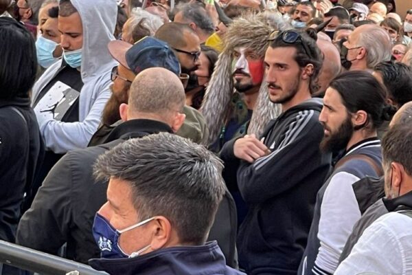 Scontri a Montecitorio, commercianti invocano aperture: spunta il Jake Angeli italiano