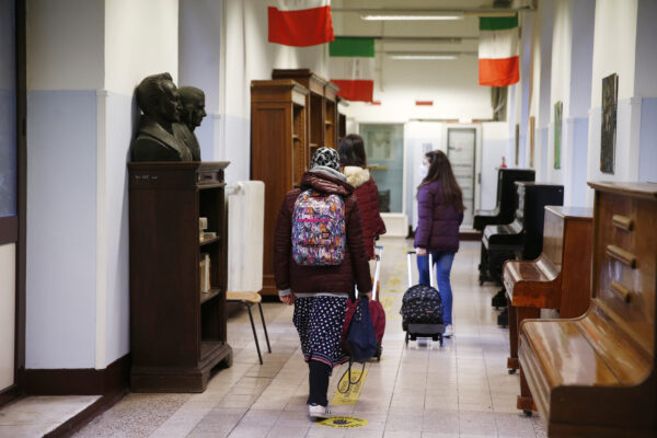 Abbandono scolastico a Napoli, denunciati i genitori: “Fenomeno è aumentato con la didattica a distanza”