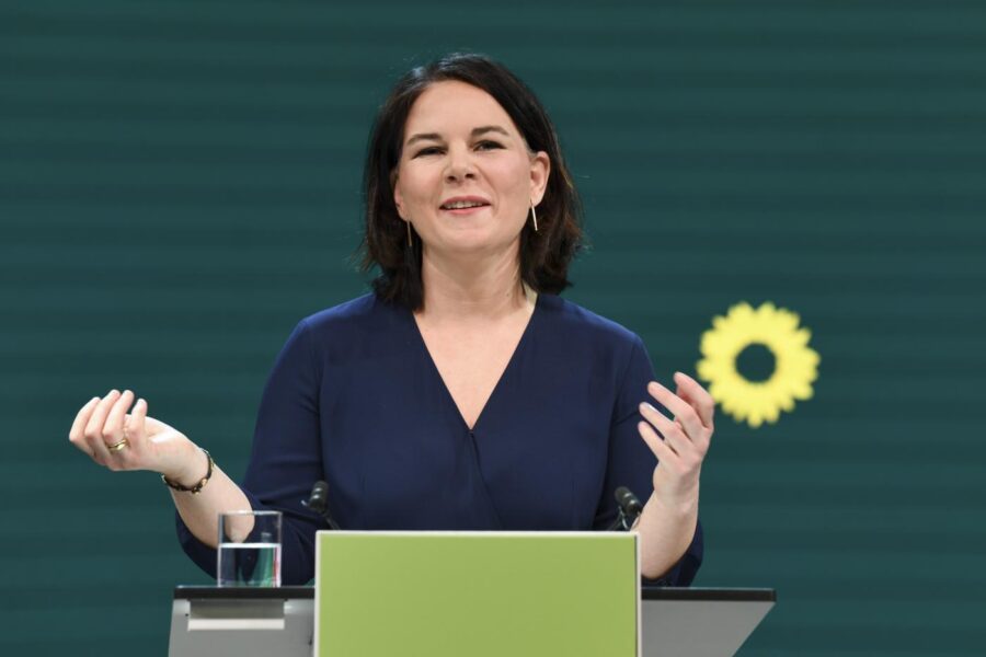 Chi è Annalena Baerbock, prima candidata dei Verdi alla Cancelleria: correrà per succedere alla Merkel