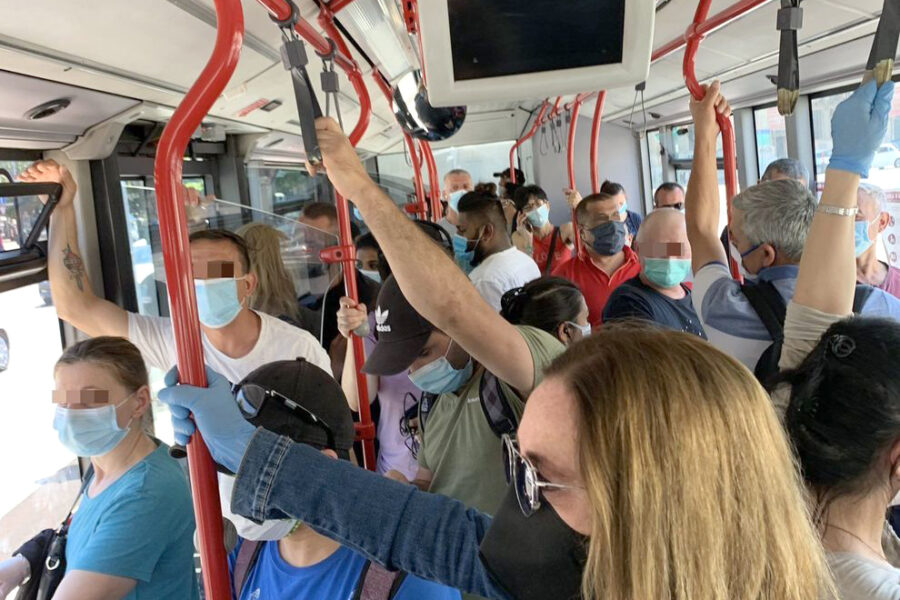 Aggressione omofoba sull’autobus a Roma: “Fate schifo”