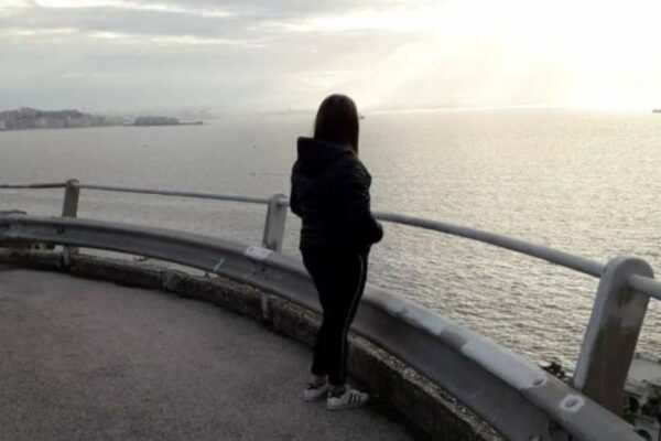 La gemella muore in ospedale ma non le restituiscono i suoi oggetti: “Aiutatemi a ritrovarli, è tutto ciò che mi resta di lei”