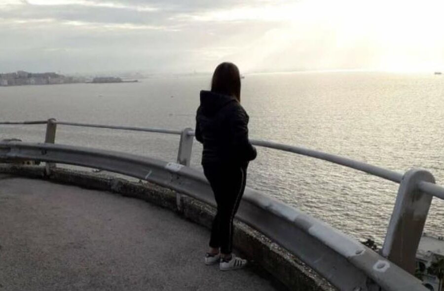 La gemella muore in ospedale ma non le restituiscono i suoi oggetti: “Aiutatemi a ritrovarli, è tutto ciò che mi resta di lei”