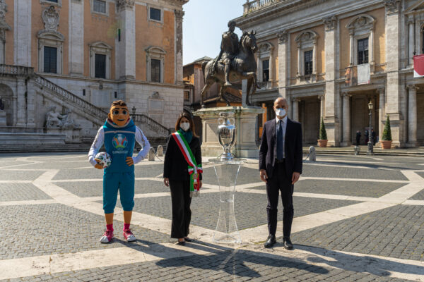 Roma, la coppa di Euro 2020 arriva in Campidoglio: ecco il tour della città