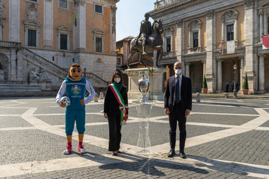 Roma, la coppa di Euro 2020 arriva in Campidoglio: ecco il tour della città