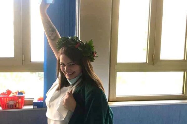 Giovane mamma si laurea in ospedale mentre assiste il figlioletto: “Orgogliosi di lei, non lo ha mai lasciato solo”