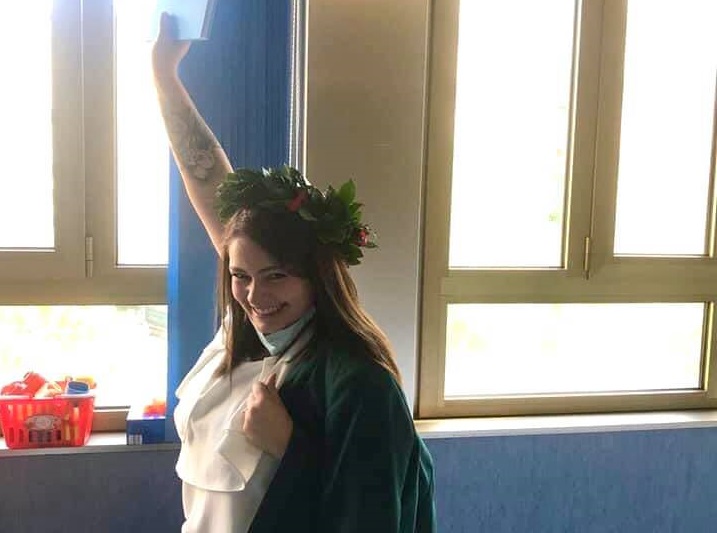 Giovane mamma si laurea in ospedale mentre assiste il figlioletto: “Orgogliosi di lei, non lo ha mai lasciato solo”