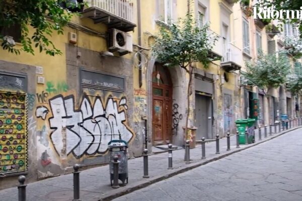Napoli, attività deserte nel centro storico: “Rischiamo di essere sostituiti dai negozi cinesi”