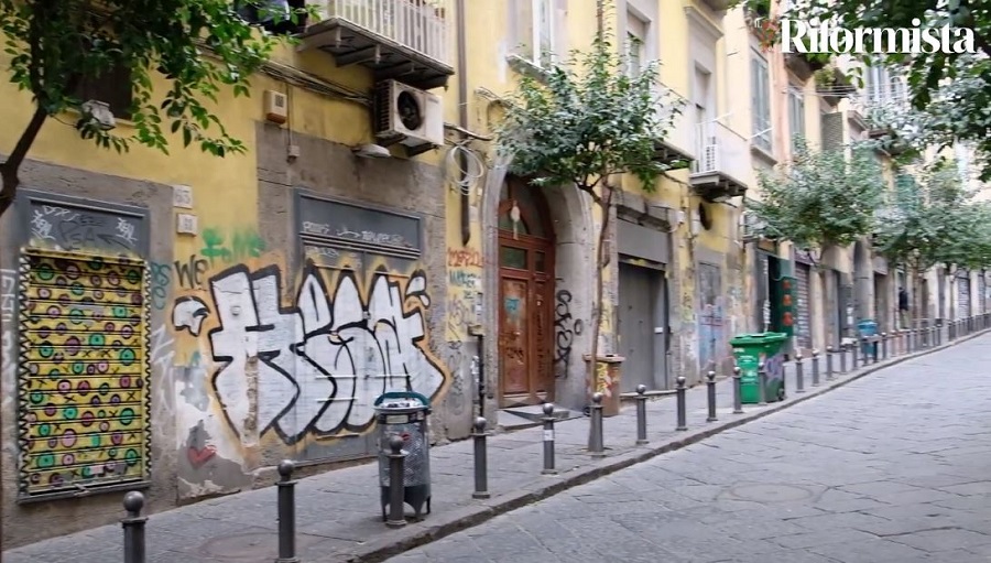 Napoli, attività deserte nel centro storico: “Rischiamo di essere sostituiti dai negozi cinesi”