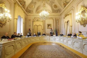 Quei due volti della Corte Costituzionale: giudice delle leggi o giudice politico Quei due volti della Corte Costituzionale: giudice delle leggi o giudice politico