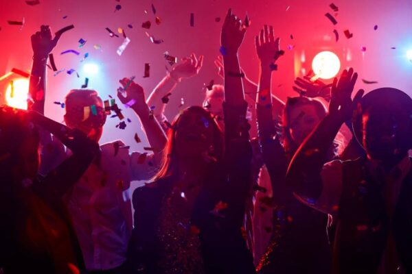 Lotta al covid, scoperto un party clandestino nella casa vacanze