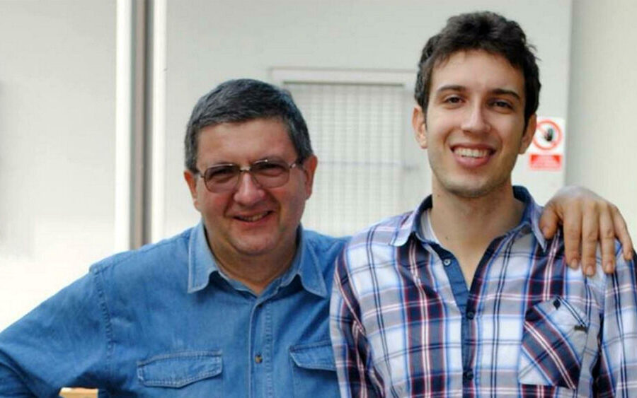 Uomo ucciso a martellate, moglie accoltellata: fermato il figlio, lo scrittore Marco Eletti