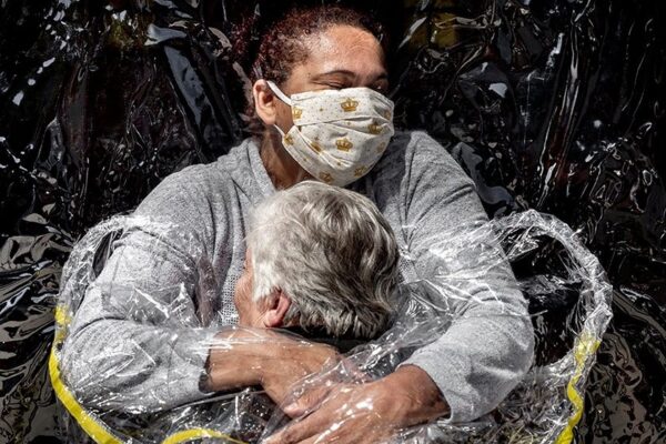 Foto da Twitter (World Press Photo) ‘The First Embrace’ by Mads Nissen