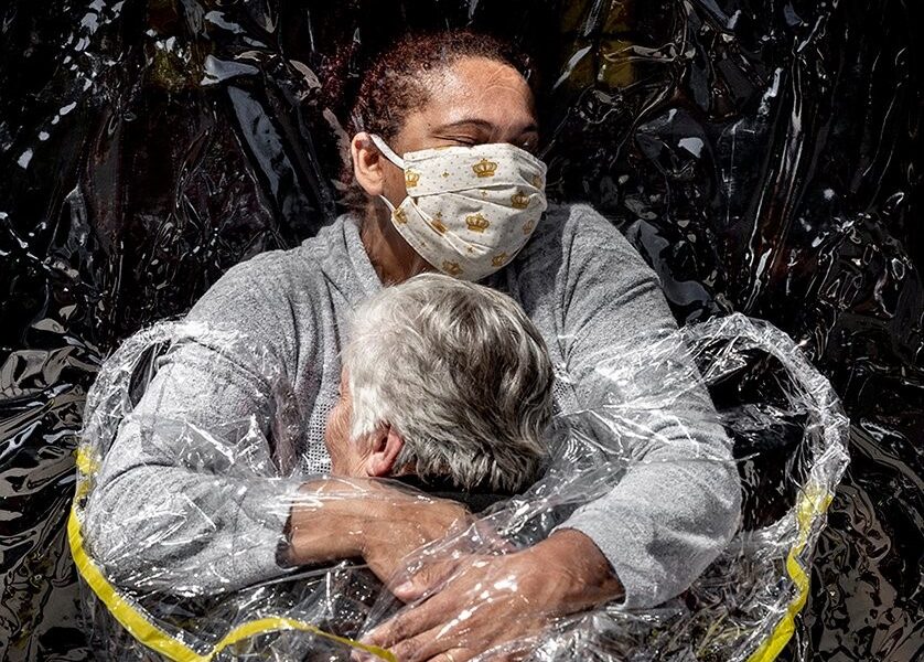 Foto da Twitter (World Press Photo) ‘The First Embrace’ by Mads Nissen