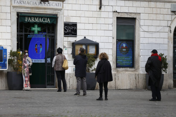 “Ringraziamo santo Covid”, bufera sulla federazione degli Ordini dei farmacisti