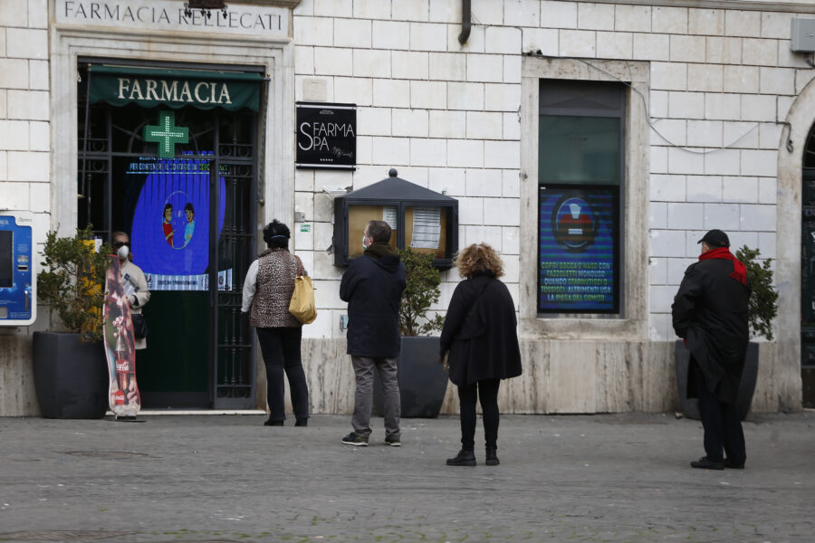 “Ringraziamo santo Covid”, bufera sulla federazione degli Ordini dei farmacisti