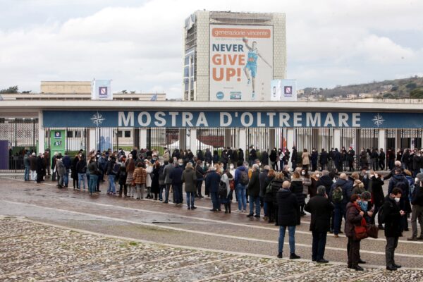 “Vaccinateci e basta”, falsi disabili si prenotano e pretendono “con violenza” il farmaco