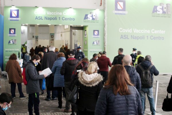 File fino a 3 ore per il vaccino, l’Asl: “Colpa di chi si presenta prima alla convocazione”