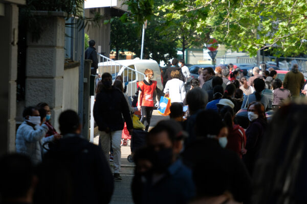 Napoli, dramma Covid: ristoratori e professionisti in fila alla Caritas