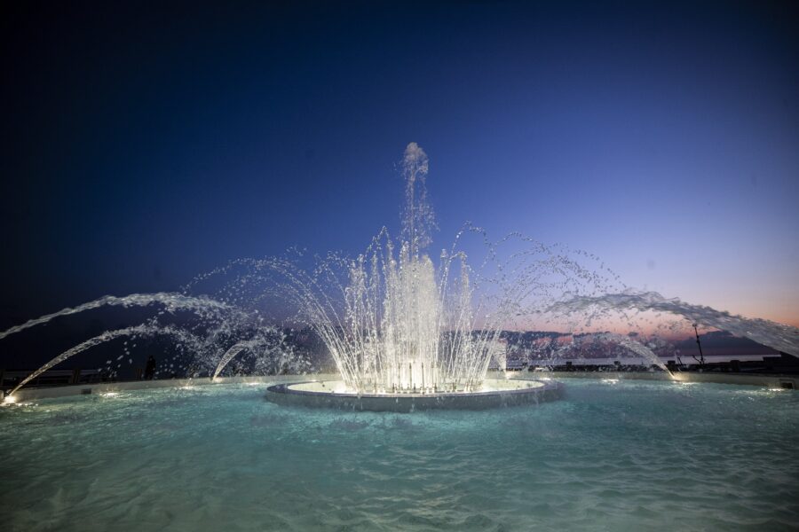 Roma, una rotonda sul mare: torna a splendere la fontana dello Zodiaco a Ostia