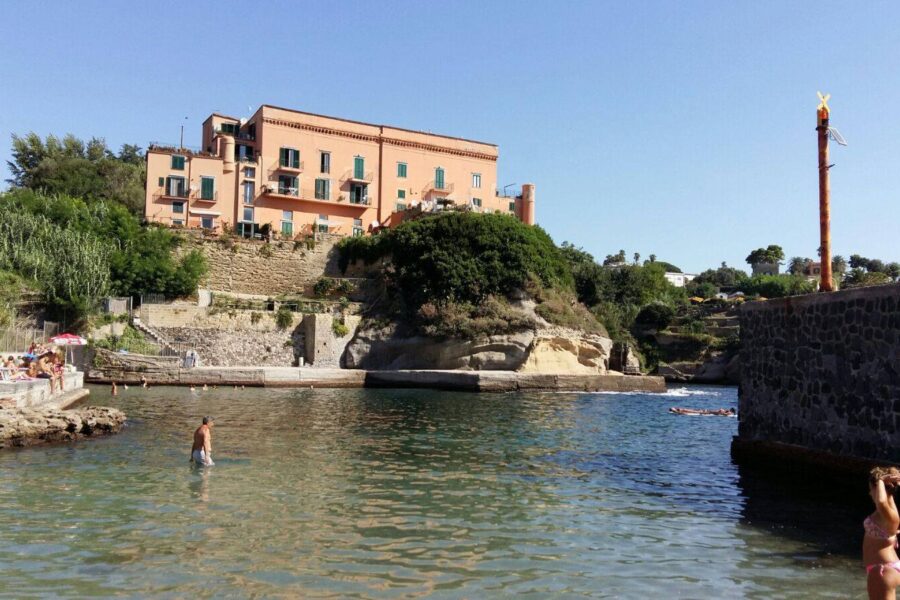 Estate a Napoli, ecco dove fare il bagno: la mappa di tutte le spiagge in città