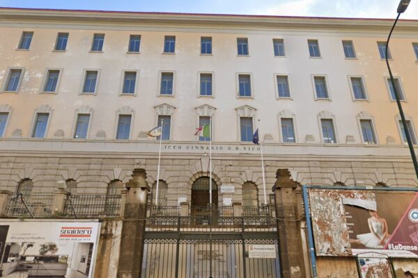 Bagni degli uomini vietati allo studente trans, i compagni: “Occupiamo l’aula”