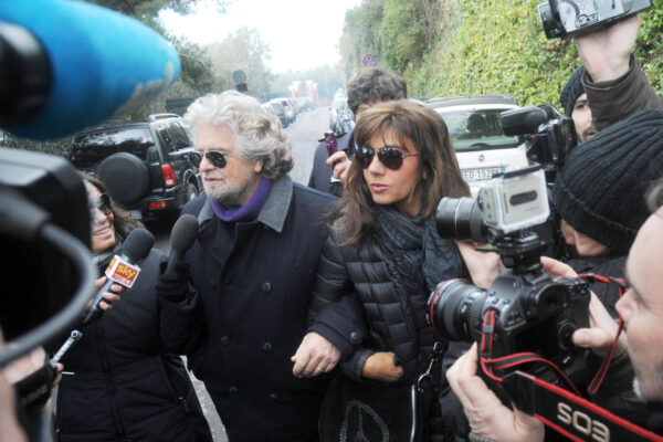 Grillo e la moglie nel panico, sono stati intercettati? “Hanno commesso un suicidio mediatico”