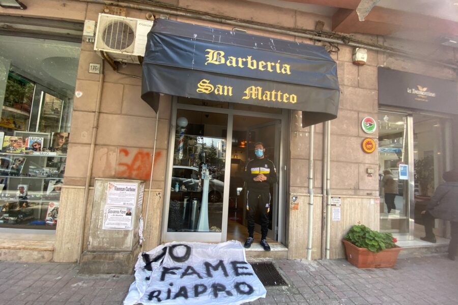 La disperazione di un barbiere in zona rossa: “Riapro il salone, ho fame”