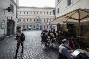 ULTIMO WEEKEND IN ZONA GIALLA A ROMA
LOCALI DI PIAZZA FARNESE PIENI