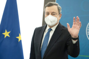 Draghi se ne frega dei mal di pancia della maggioranza: “Avete portato l’Italia alla povertà, ora ci penso io”