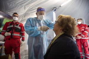 Coronavirus, calano terapie intensive e ricoveri, 310 morti