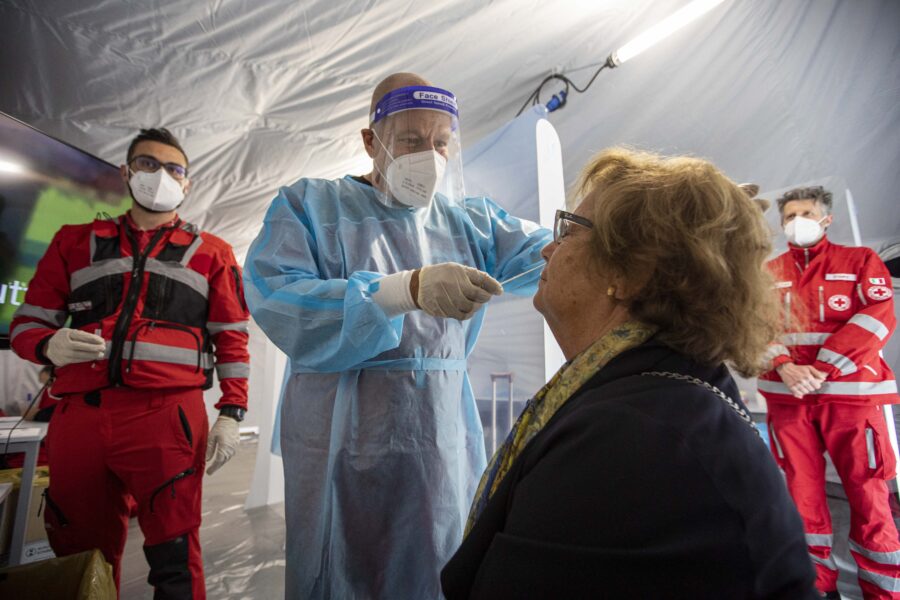 Coronavirus, calano terapie intensive e ricoveri, 310 morti