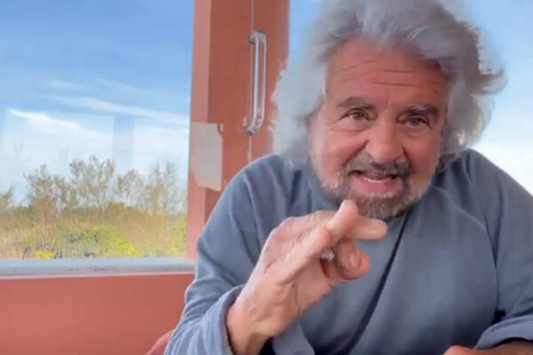 Il solito Grillo, stavolta il nemico non è Berlusconi ma il corpo di una ragazza