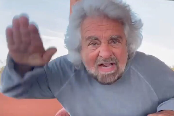 Grillo e i 5 stelle contro la donna che ha denunciato lo stupro: “È stata solo una ragazzata”