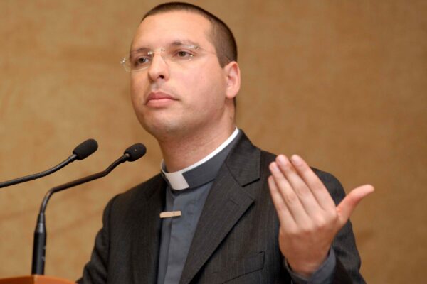 Camorra e vittime innocenti, don Merola: “Napoli città anestetizzata, la politica non c’è e la scuola è vista come un carcere” Camorra e vittime innocenti, don Merola: “Napoli città anestetizzata, la politica non c’è e la scuola è vista come un carcere”