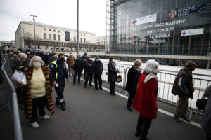 Fuga per il vaccino, in 50mila chiedono domicilio nel Lazio: “Qui si fa prima”