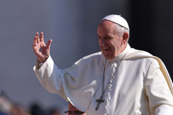 Papa Francesco sta con i poveri, non perché è comunista ma perché lo dice il Vangelo