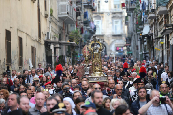 Il Covid cancella la prima processione di San Gennaro di Mimmo Battaglia: “Consentite solo 200 persone nel Duomo”