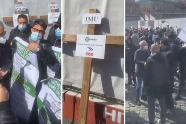 La piazza diventa un camposanto, commercianti in protesta: “Ecco le nostre licenze”