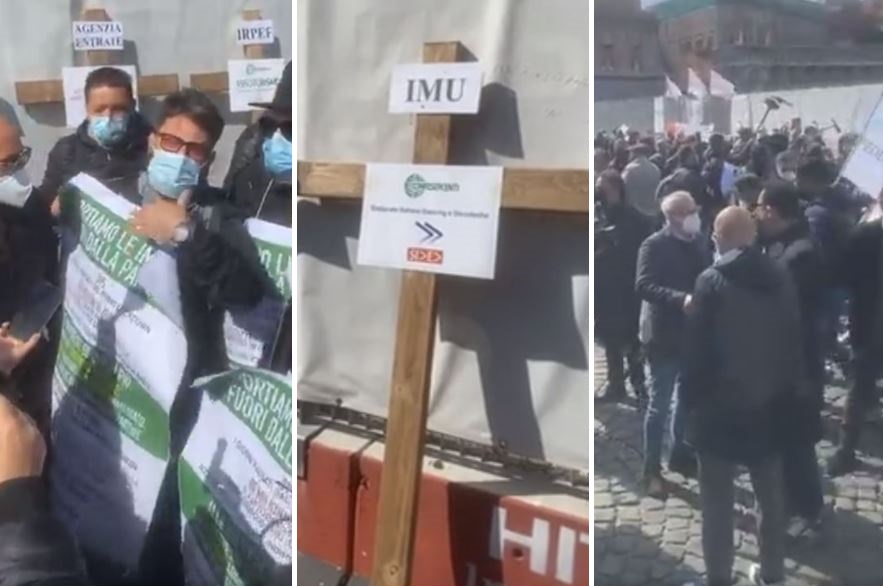 La piazza diventa un camposanto, commercianti in protesta: “Ecco le nostre licenze”